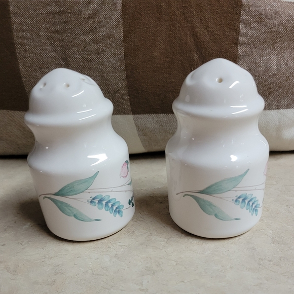 Vintage Pfaltzgraff ceramic floral pattern hand painted salt/pepper shake - Picture 5 of 8